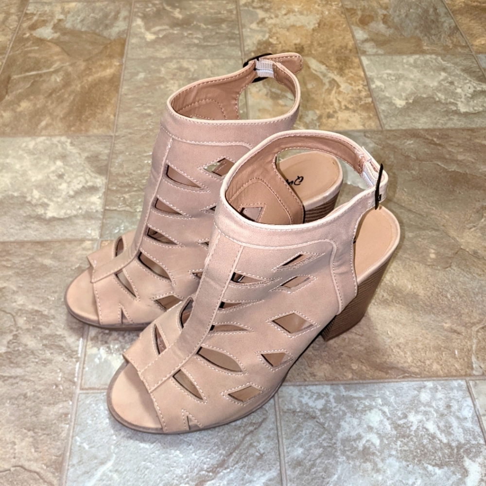 QUPID HEEL STRAP SANDALS Tan Size 8
